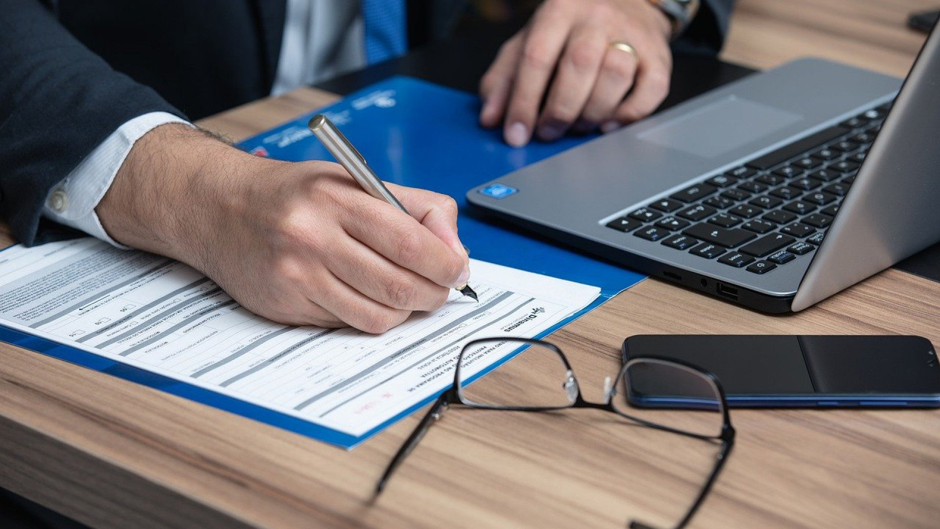 Se rapprocher d'un avocat spécialisé en droit immobilier pour mener à bien une vente immobilière...