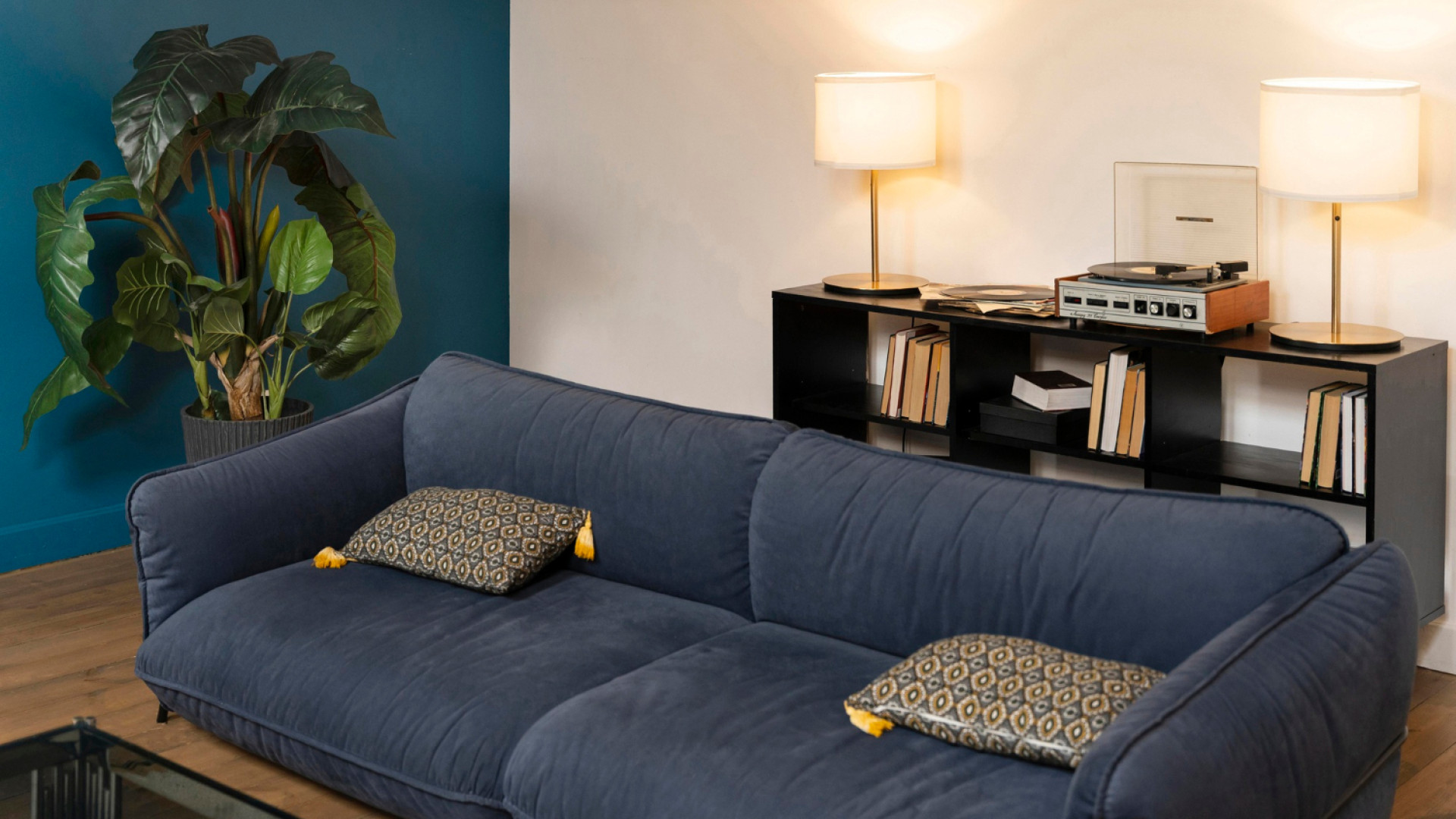 Les atouts du canapé deux places pour votre salon